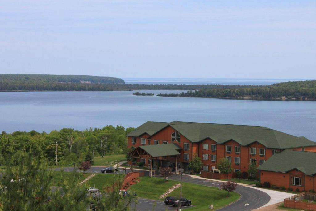 Holiday Inn Express Munising-Lakeview Hotel By Ihg ภายนอก รูปภาพ